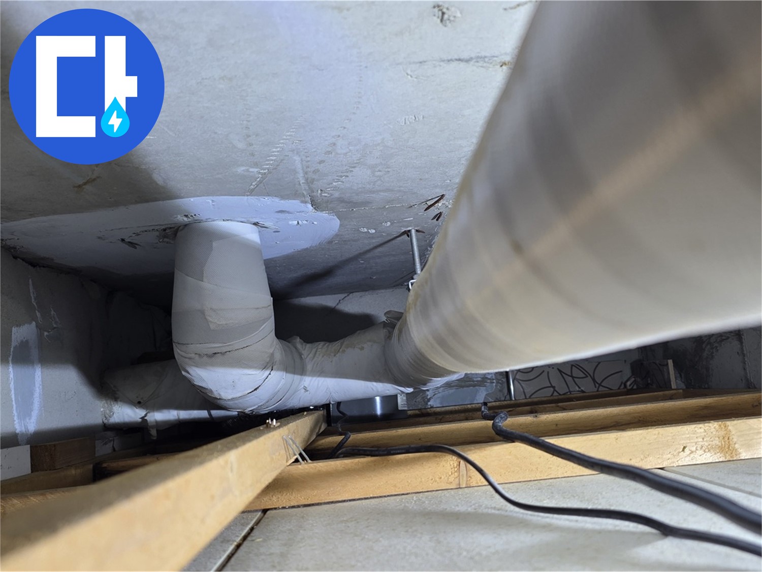 천장 내부 PVC 파이프와 연결 소켓의 근접 촬영 사진
