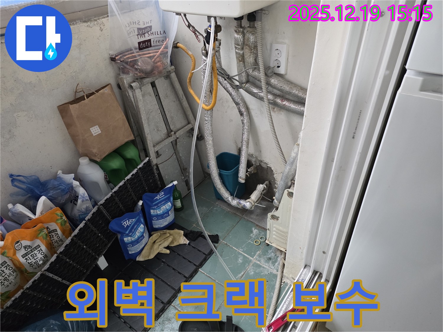 부천 춘의동 신진시티하우스 외벽 크랙 - 실리콘으로 꼼꼼하게 보수하여 누수를 막습니다.