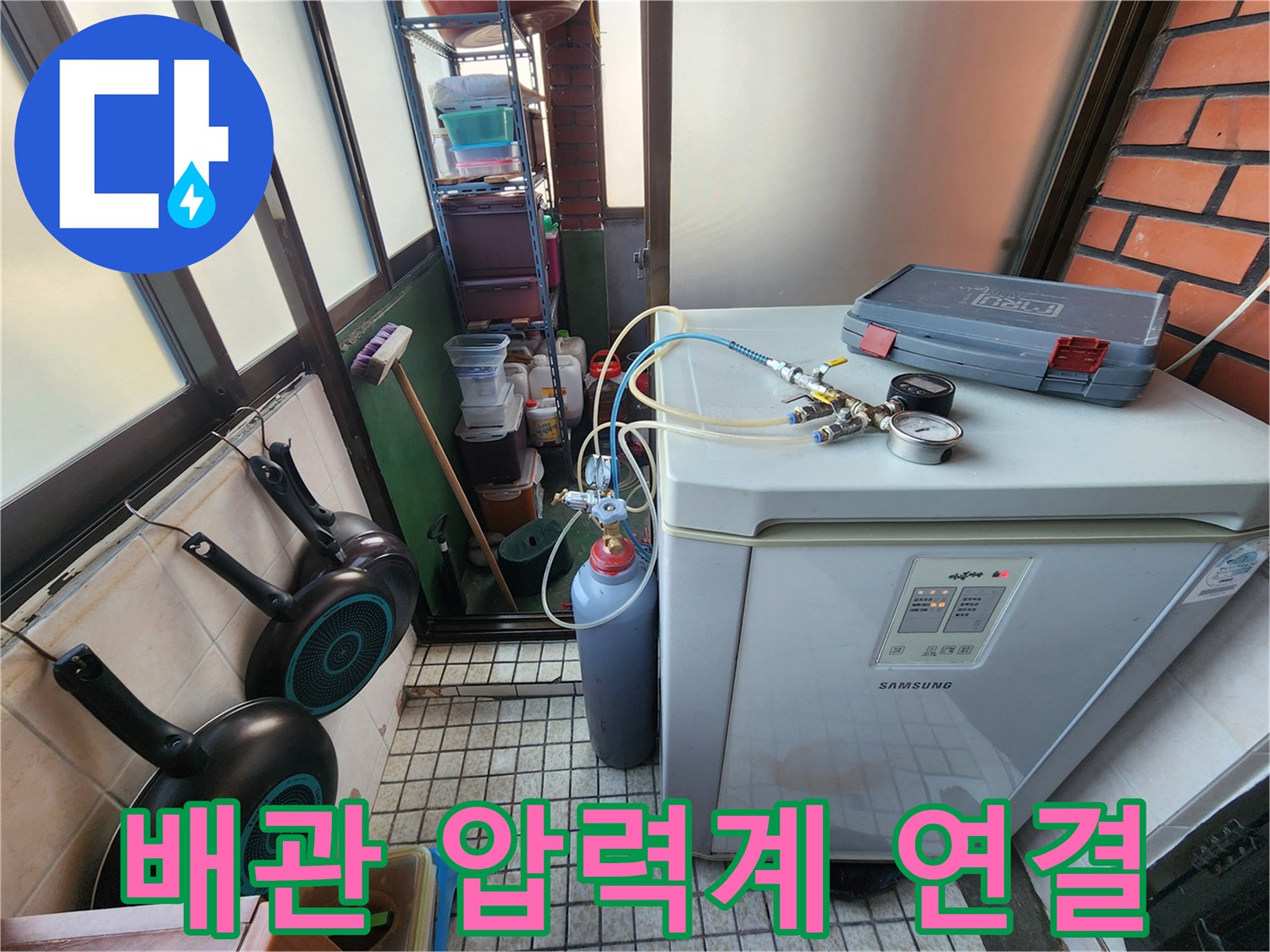수도 배관에 연결된-공기압 측정 장치와 게이지