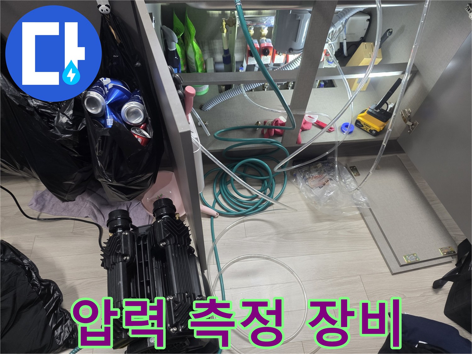 배관 내 압력을-감시하는 디지털 및 아날로그 게이지