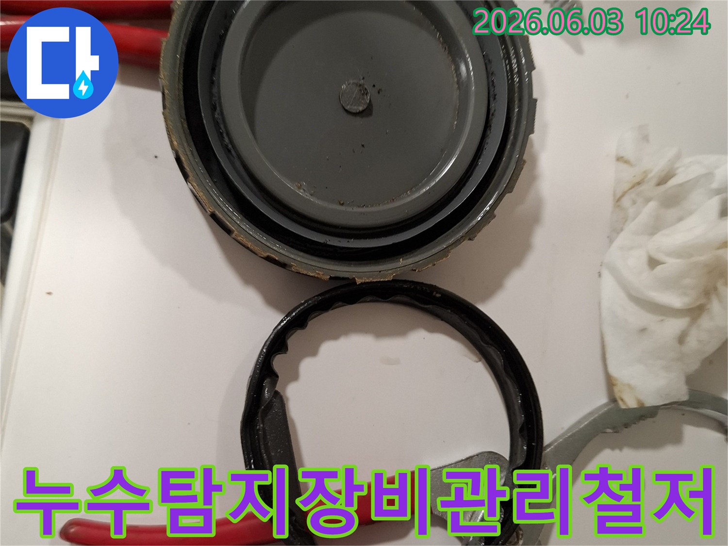 누수-탐지-장비의-내부-부품을-분해하여-철저히-관리하는-전문가의-작업