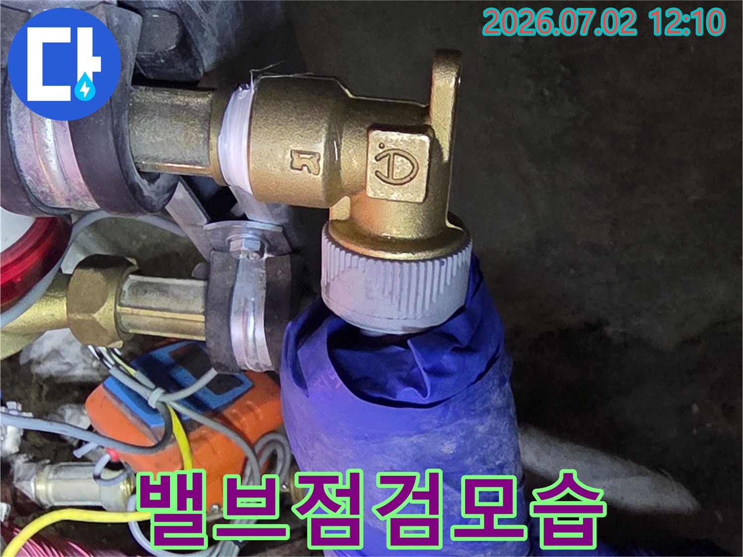 배관-누수-공사-중-손으로-직접-연결부를-확인하는-장면