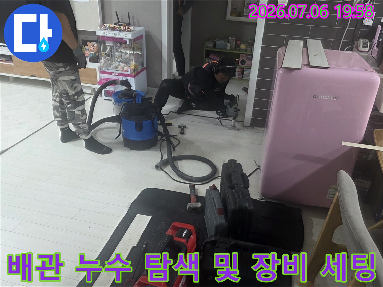 전문가용 공압 게이지와 배관을 연결하여 정밀하게 점검하는 모습