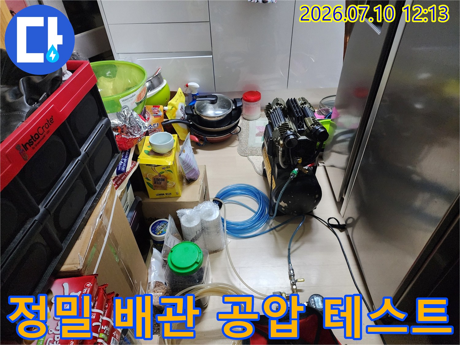 고성능 압력 게이지와 호스를 연결하여 정밀하게 누수 여부를 점검하는 현장